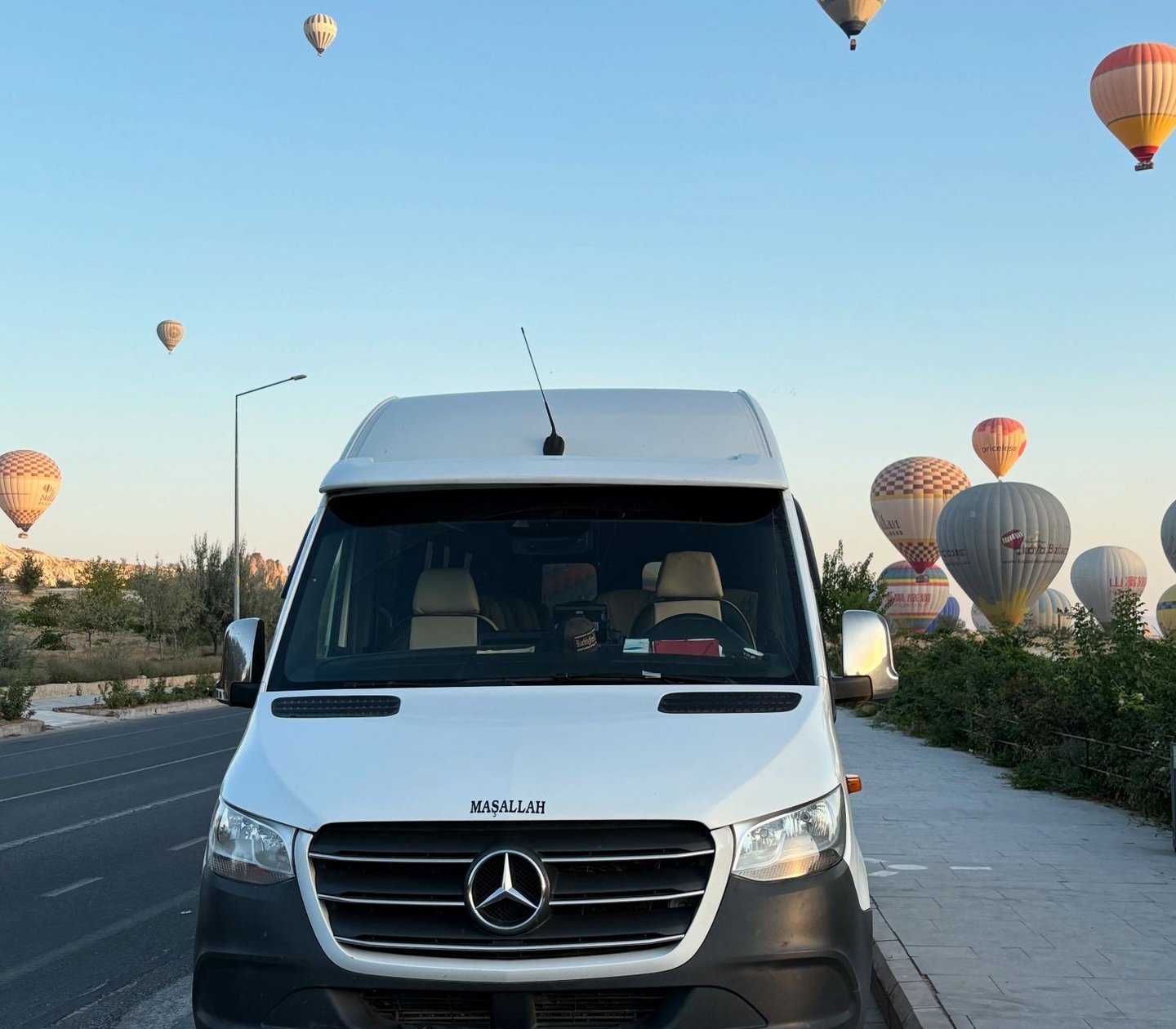 Трансфер Mercedes Sprinter на фоне воздушных шаров в небе Каппадокии